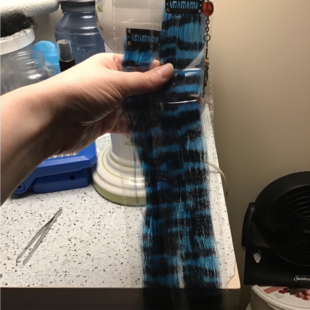 Raccoon extensions blue black strip clip in 18 inch